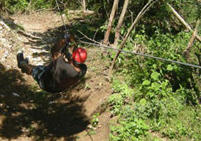 Foto de un salto en el Canopy de Barahona de manos del Hotel Casa Bonita