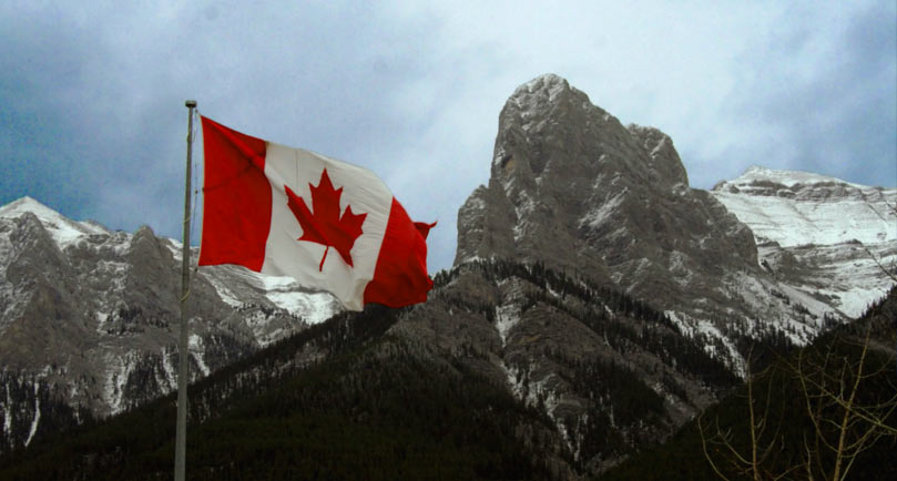 Vista de una montaña y la bandera de Canadá